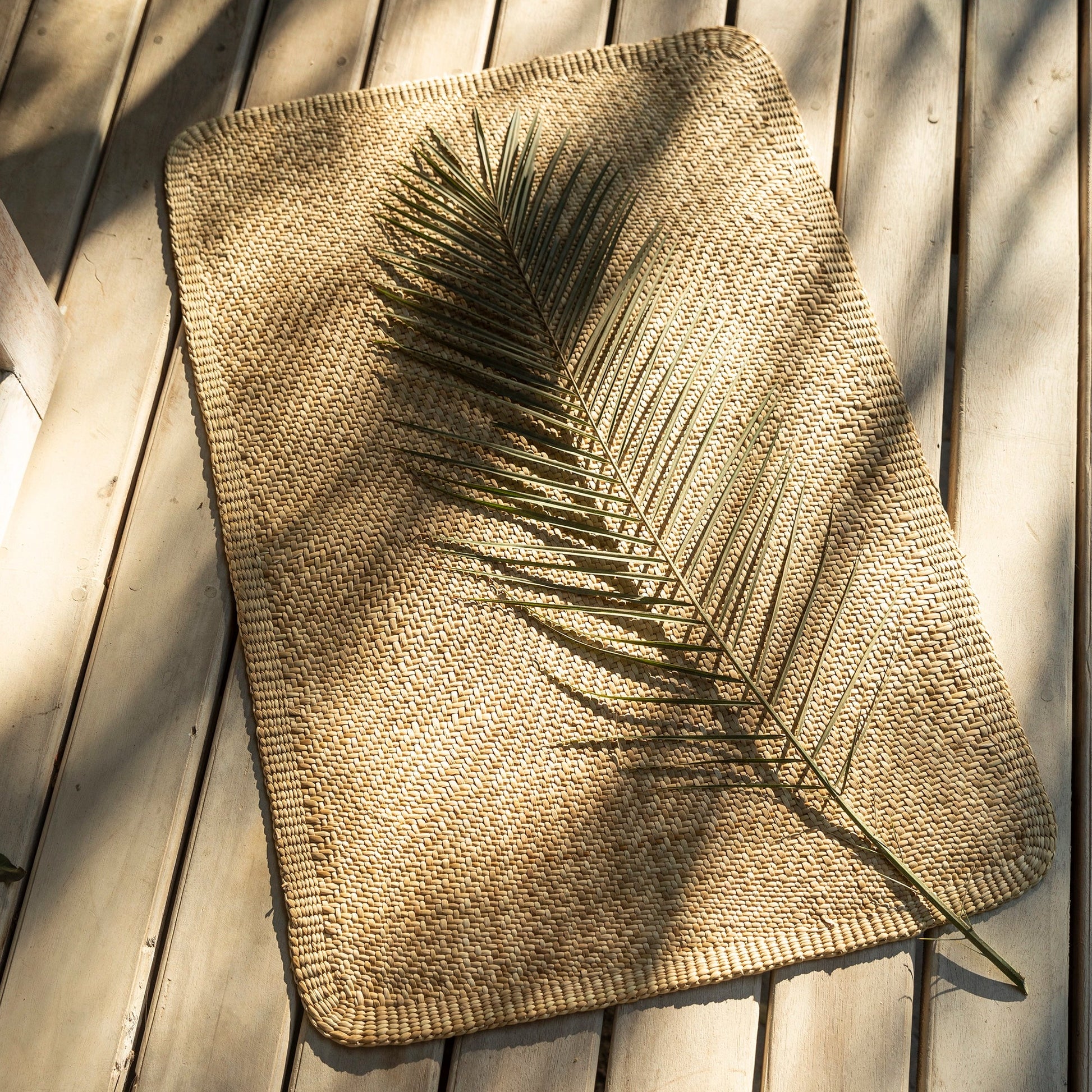Intiearth Elegant handwoven junco grass floor mat, featuring a sophisticated design that complements both modern and rustic interiors.