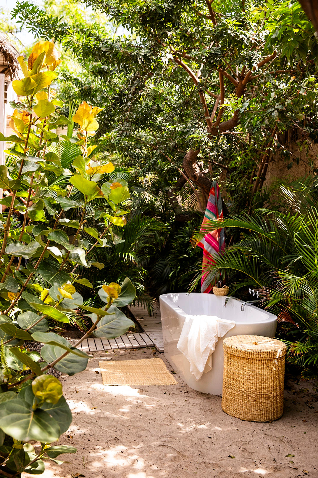 Intiearth Elegant handwoven junco grass floor mat, featuring a sophisticated design that complements and outdoor bathtub